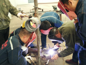 学员们学习纪彦超氩弧焊操作中